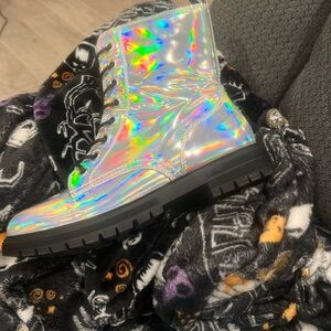 Holo 9.5 boots